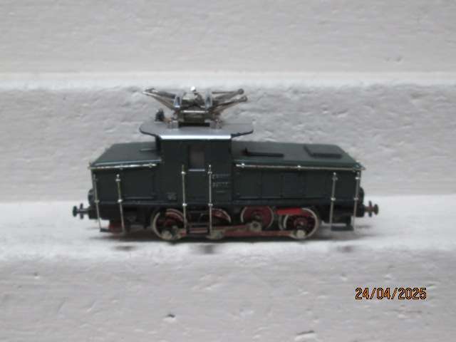 HO SCALE - MARKLIN - DARK GREEN ELECTRIC LOCOMOTIVE