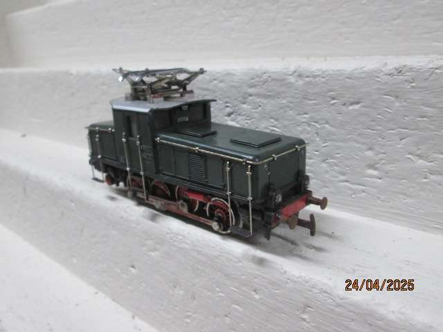 HO SCALE - MARKLIN - DARK GREEN ELECTRIC LOCOMOTIVE