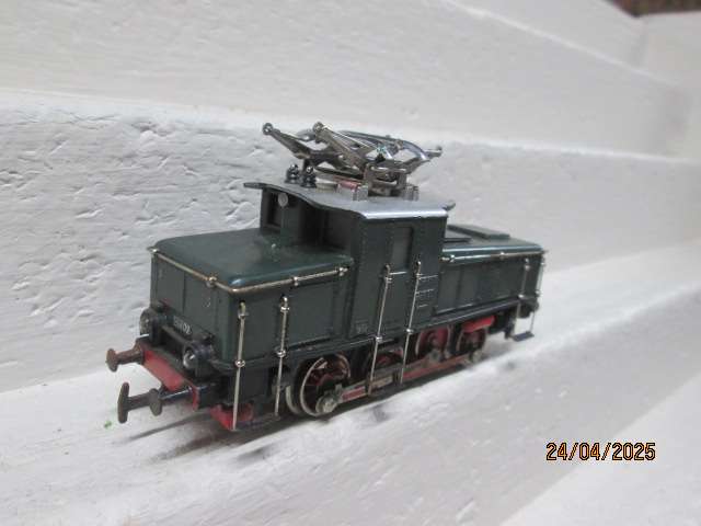 HO SCALE - MARKLIN - DARK GREEN ELECTRIC LOCOMOTIVE
