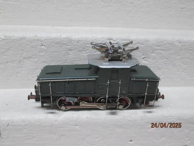 HO SCALE - MARKLIN - DARK GREEN ELECTRIC LOCOMOTIVE