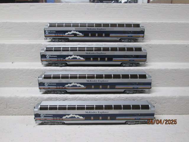 HO SCALE - McKINLEY EXPLORER - COACHES - X4