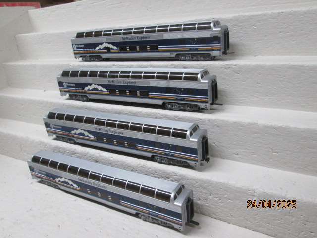 HO SCALE - McKINLEY EXPLORER - COACHES - X4