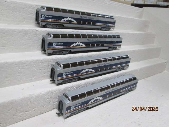 HO SCALE - McKINLEY EXPLORER - COACHES - X4