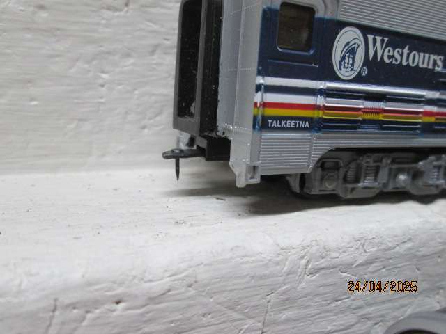HO SCALE - McKINLEY EXPLORER - COACHES - X4