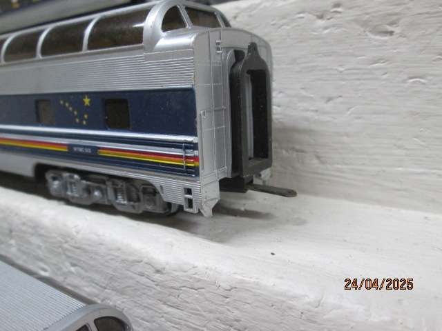 HO SCALE - McKINLEY EXPLORER - COACHES - X4