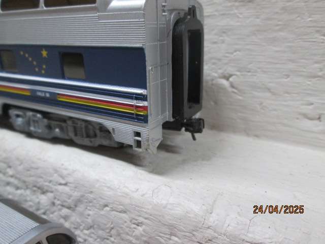 HO SCALE - McKINLEY EXPLORER - COACHES - X4