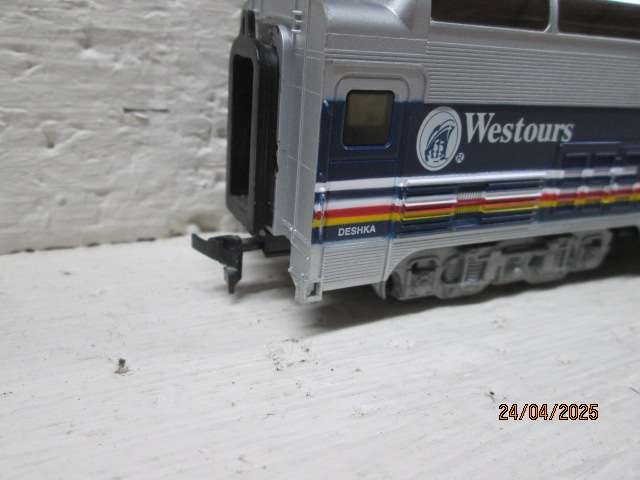 HO SCALE - McKINLEY EXPLORER - COACHES - X4