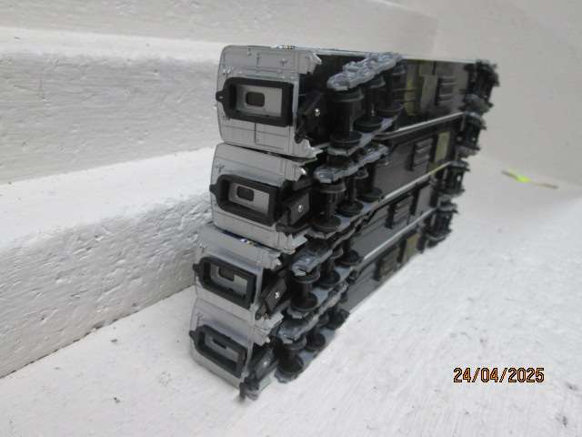 HO SCALE - McKINLEY EXPLORER - COACHES - X4
