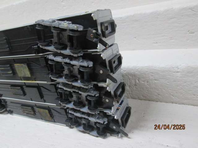 HO SCALE - McKINLEY EXPLORER - COACHES - X4