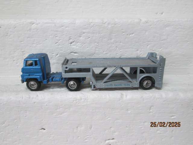 HO SCALE - ISUZU TRUCK WITH RACING CAR TRAILER