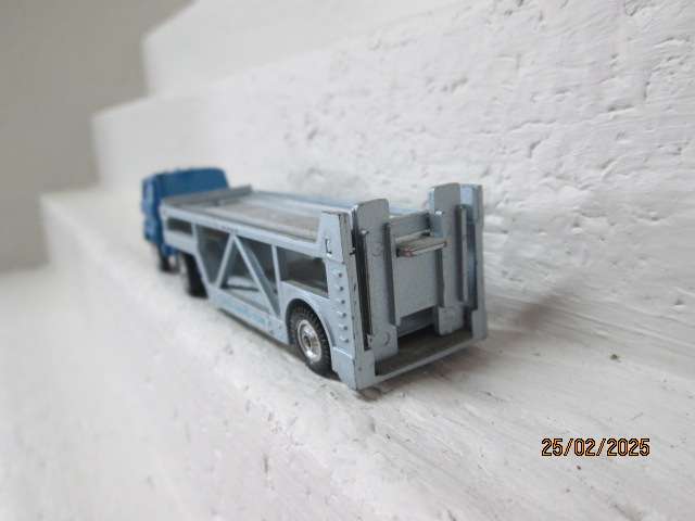 HO SCALE - ISUZU TRUCK WITH RACING CAR TRAILER