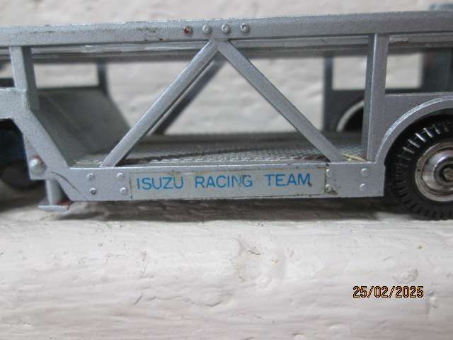 HO SCALE - ISUZU TRUCK WITH RACING CAR TRAILER