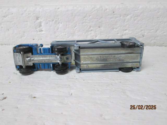 HO SCALE - ISUZU TRUCK WITH RACING CAR TRAILER