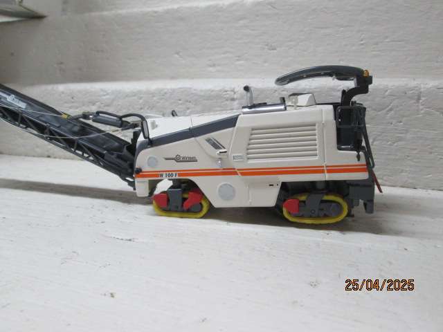 DIE CAST : 1:50 SCALE - COLD MILLING MACHINE W 100 F - BOXED