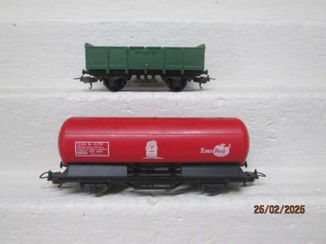 HO SCALE - LIMA - VARIOUS GOODS WAGONS - X2