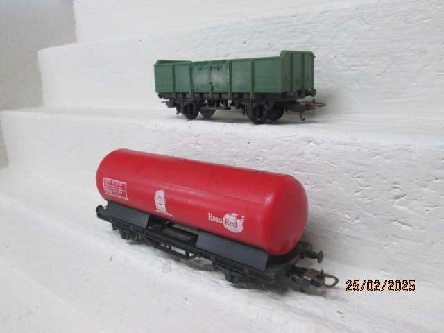 HO SCALE - LIMA - VARIOUS GOODS WAGONS - X2