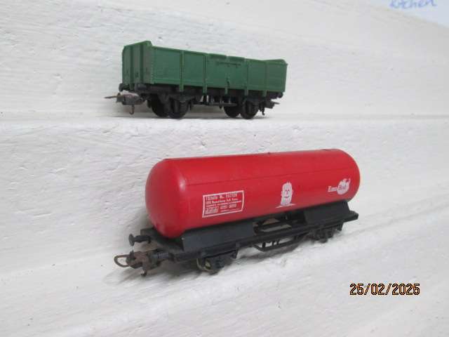 HO SCALE - LIMA - VARIOUS GOODS WAGONS - X2
