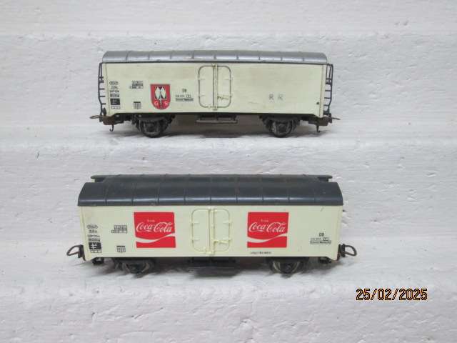 HO SCALE - LIMA - BOX CAR WAGONS - X2