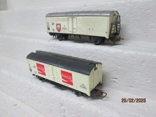 HO SCALE - LIMA - BOX CAR WAGONS - X2