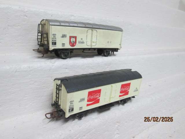 HO SCALE - LIMA - BOX CAR WAGONS - X2