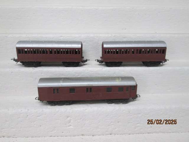 HO SCALE - LIMA - COACHES - X3
