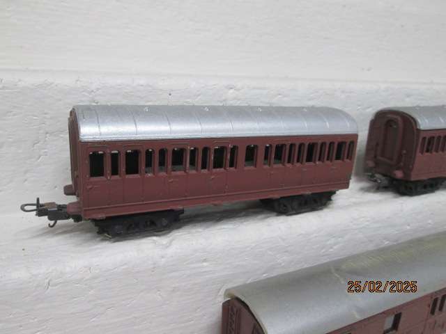 HO SCALE - LIMA - COACHES - X3