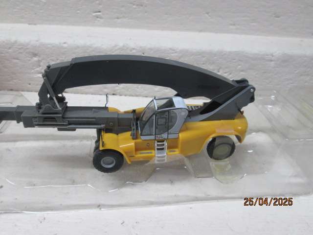 HO SCALE -HERPA - LIEBHERR MOBILE CONTAINER CRANE - BOXED
