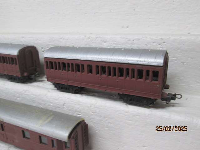 HO SCALE - LIMA - COACHES - X3