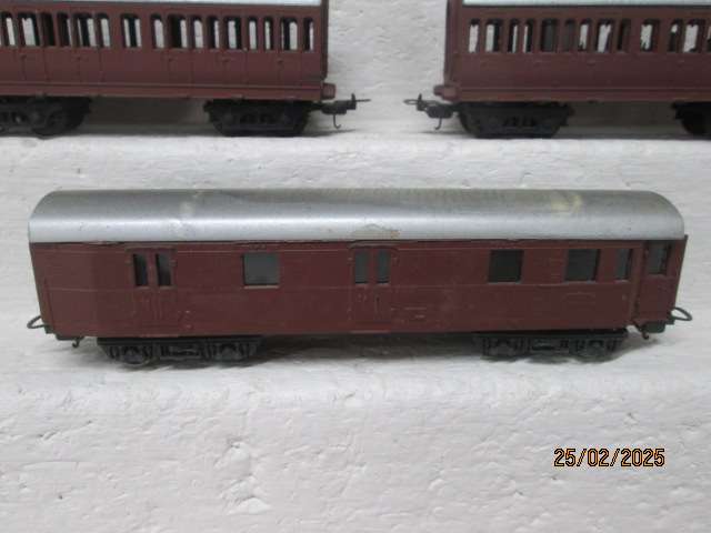 HO SCALE - LIMA - COACHES - X3