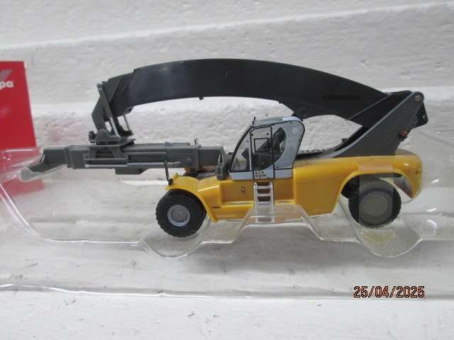 HO SCALE -HERPA - LIEBHERR MOBILE CONTAINER CRANE - BOXED
