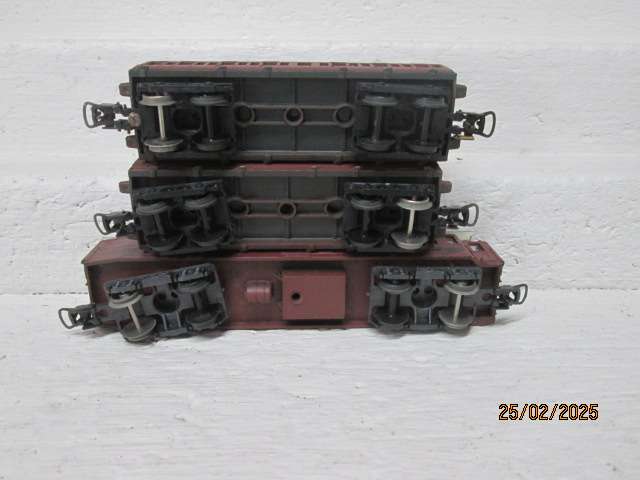 HO SCALE - LIMA - COACHES - X3