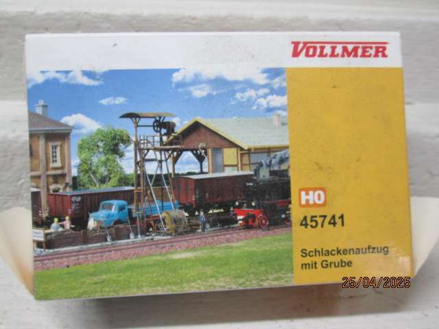 HO SCALE - VOLLMER - SLAG LOADER WITH PIT - BOXED