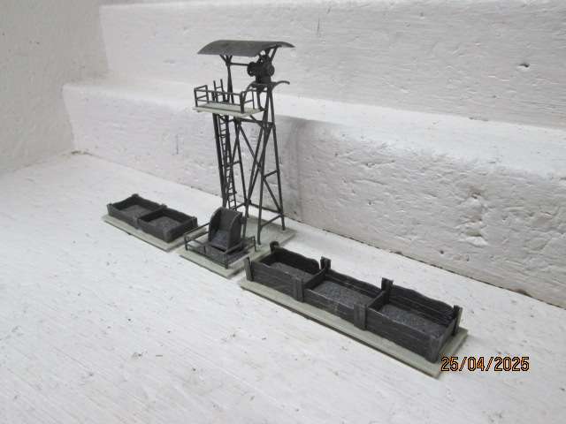 HO SCALE - VOLLMER - SLAG LOADER WITH PIT - BOXED