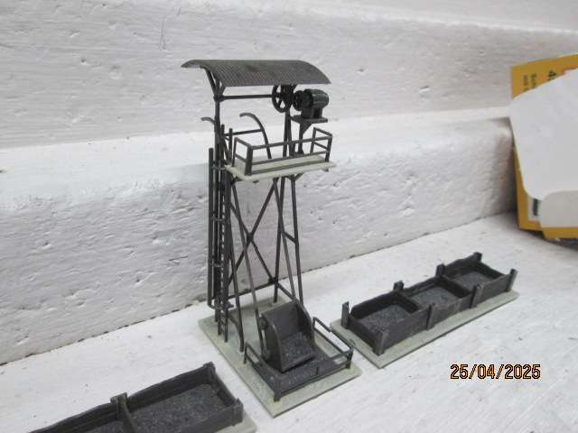 HO SCALE - VOLLMER - SLAG LOADER WITH PIT - BOXED
