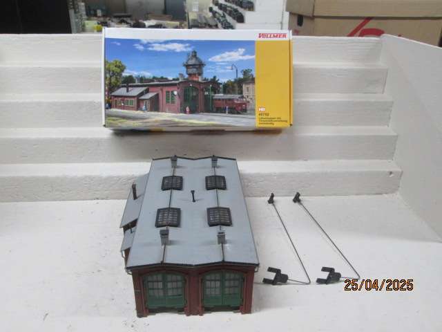 HO SCALE - VOLLMER - TWIN ENGINE SHED WITH WORKSHOP - BOXED