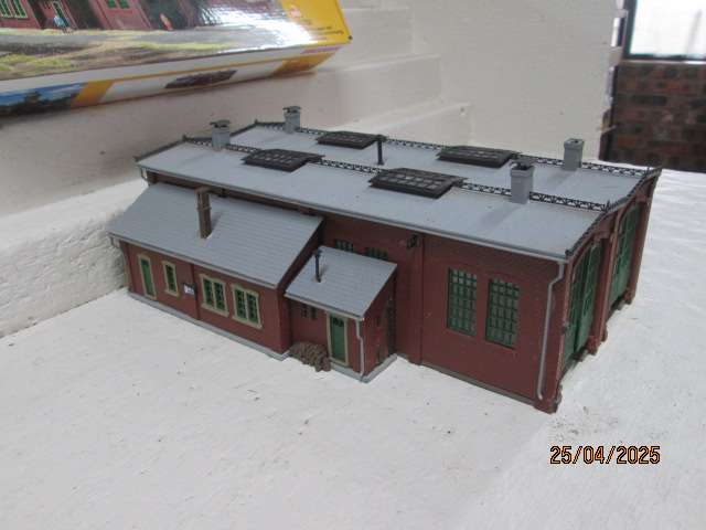 HO SCALE - VOLLMER - TWIN ENGINE SHED WITH WORKSHOP - BOXED