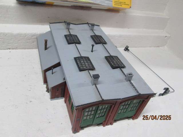 HO SCALE - VOLLMER - TWIN ENGINE SHED WITH WORKSHOP - BOXED