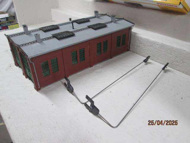 HO SCALE - VOLLMER - TWIN ENGINE SHED WITH WORKSHOP - BOXED