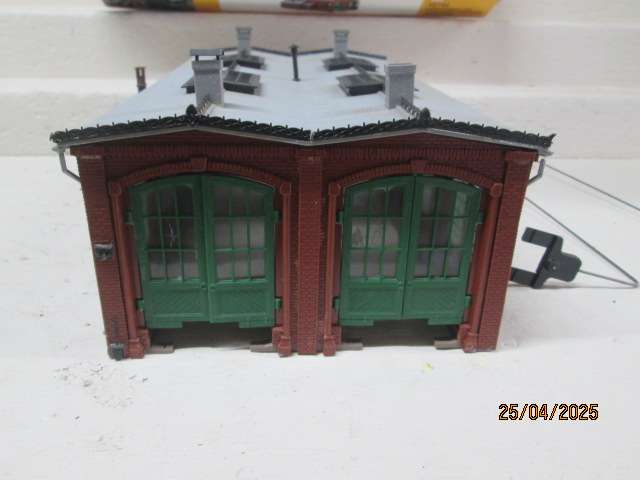 HO SCALE - VOLLMER - TWIN ENGINE SHED WITH WORKSHOP - BOXED