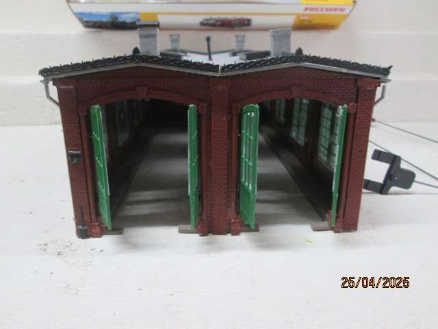 HO SCALE - VOLLMER - TWIN ENGINE SHED WITH WORKSHOP - BOXED