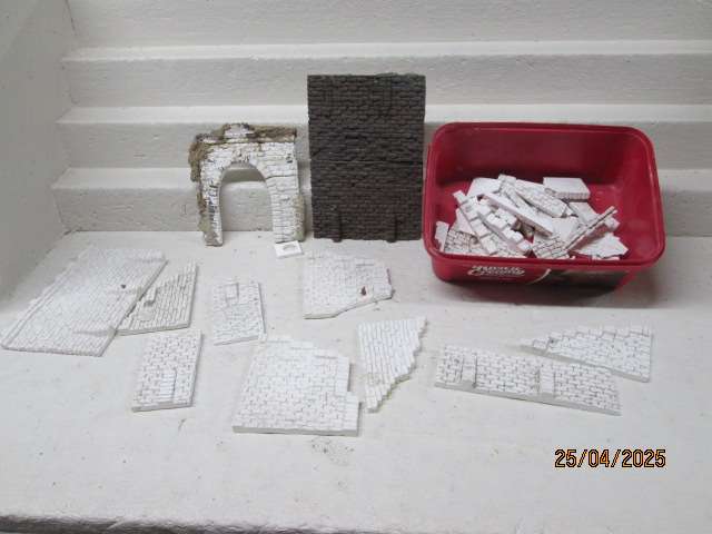 HO SCALE - CEMENT WALL CASTINGS - 2L CONTAINER