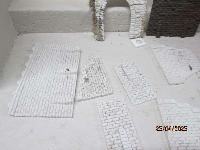 HO SCALE - CEMENT WALL CASTINGS - 2L CONTAINER