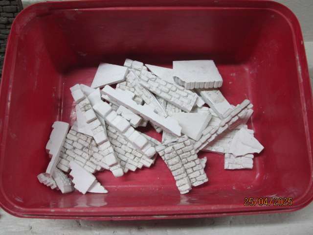 HO SCALE - CEMENT WALL CASTINGS - 2L CONTAINER