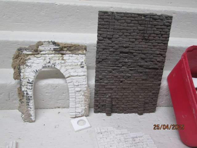 HO SCALE - CEMENT WALL CASTINGS - 2L CONTAINER