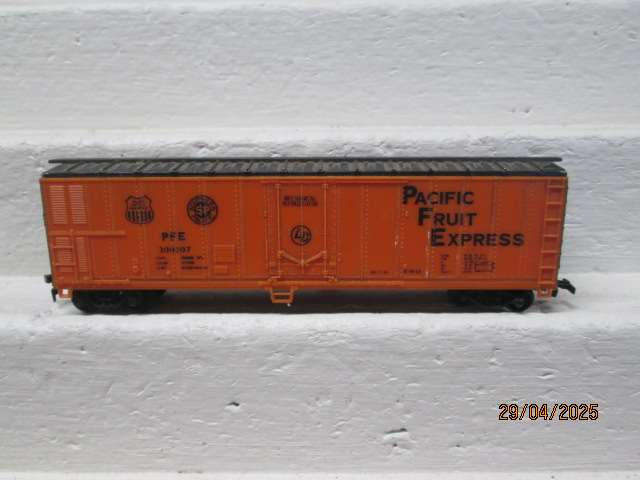 HO SCALE - LIMA - LONG PACIFIC FRUIT EXPRESS BOX CAR