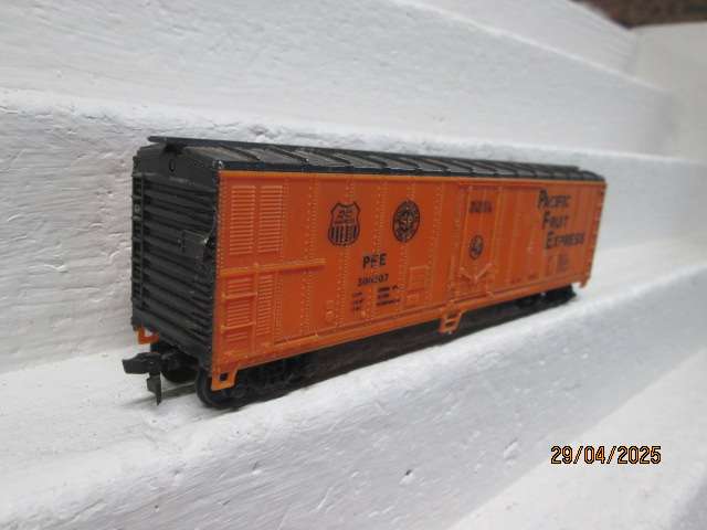 HO SCALE - LIMA - LONG PACIFIC FRUIT EXPRESS BOX CAR