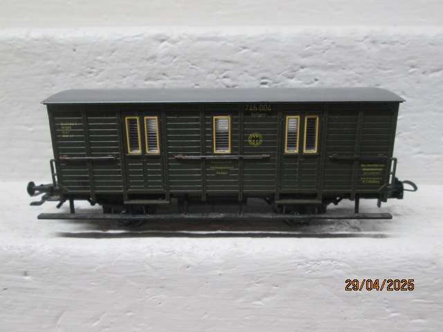 HO SCALE - MARKLIN - SHORT OLD TIMER DARK GREEN PASSENGER COACH