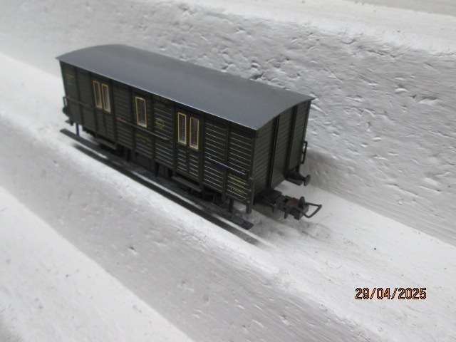 HO SCALE - MARKLIN - SHORT OLD TIMER DARK GREEN PASSENGER COACH