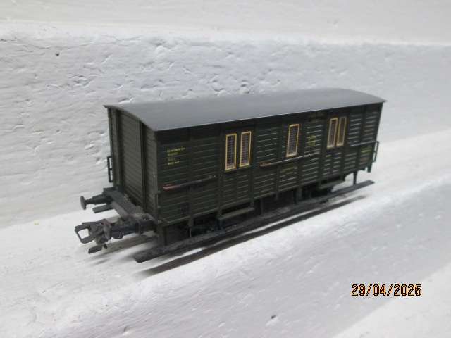 HO SCALE - MARKLIN - SHORT OLD TIMER DARK GREEN PASSENGER COACH
