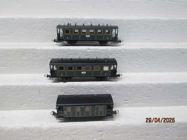 HO SCALE - TRIX - OLD TIMER PASSENGER COACHES -X3